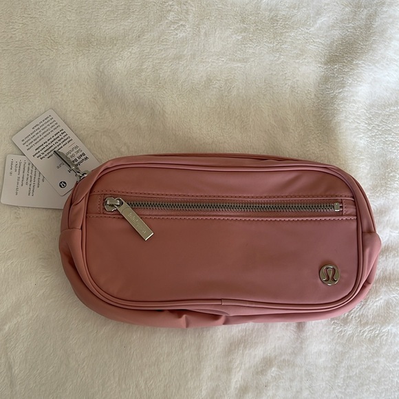 NWT Lululemon belt bag in pink pastel - Picture 3 of 6